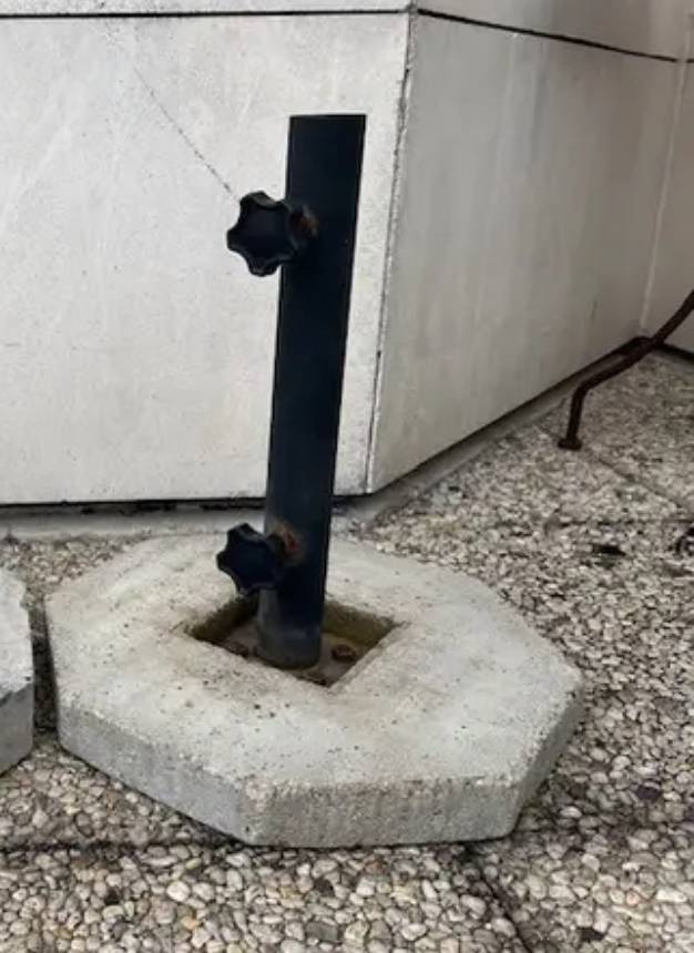 Vends un pied de parasol en béton