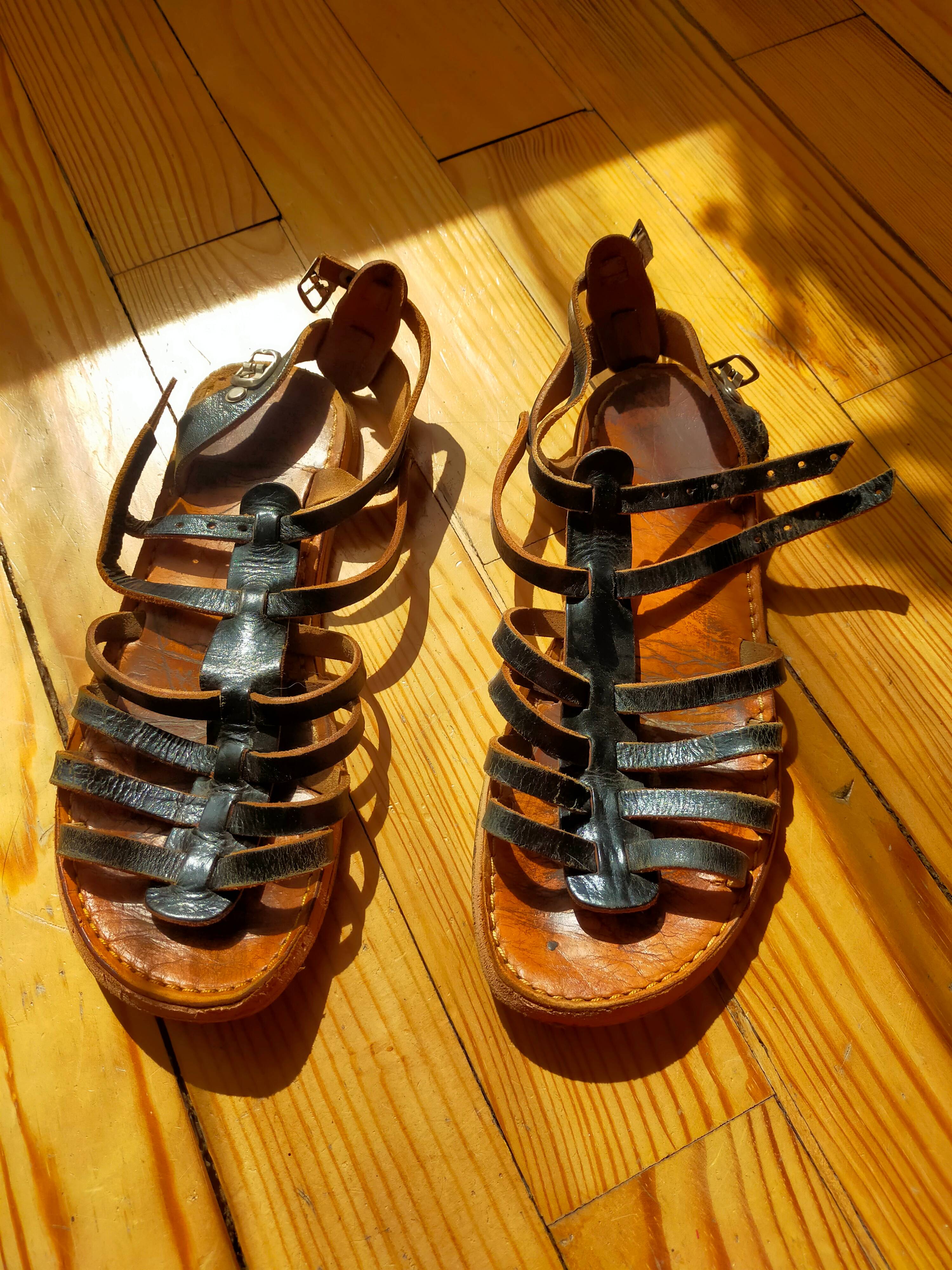 Nu-pieds / sandales type spartiates en cuir noir 38