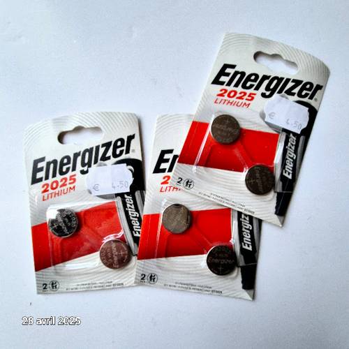 Lot de 6 piles neuves ref. 2025, erreur d’achat