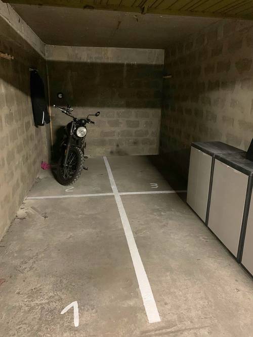 Loue place de parking pour 2 roues dans un box fermé