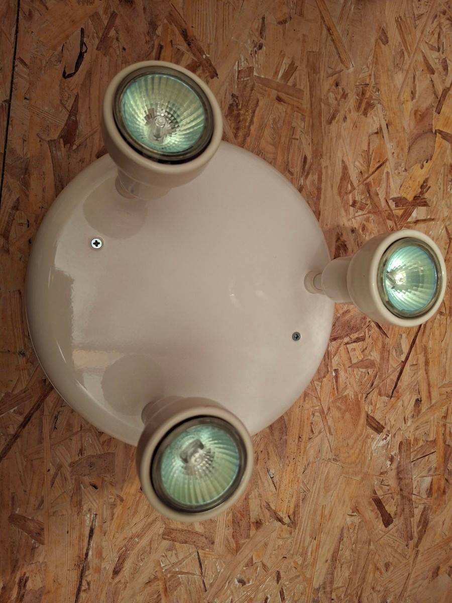 Vends plafonnier style rétro, blanc, en métal, 3 spots, en excellent état