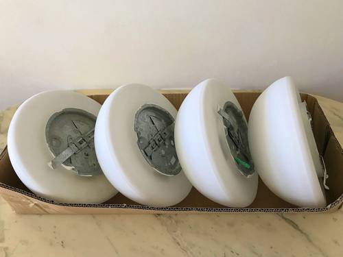 4 plafonniers globes en verre blanc avec supports d’attaches