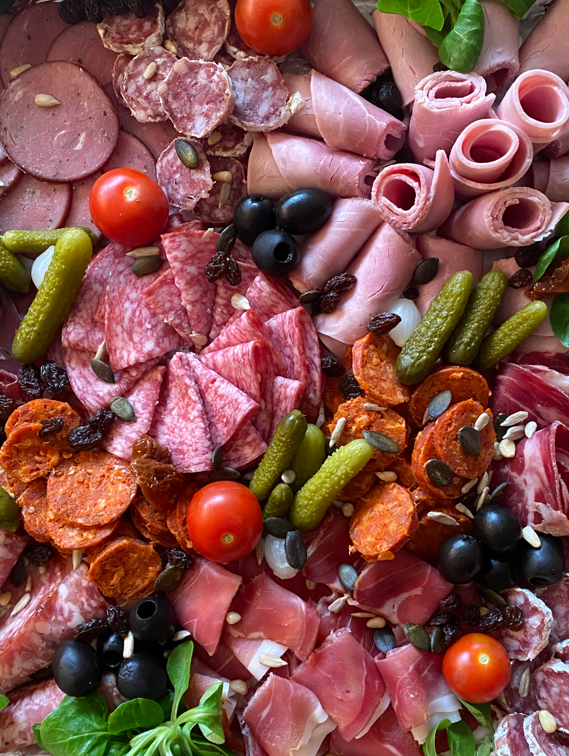 Propose traiteur, plateaux de charcuteries, fromages, petits déjeuners, brunchs, tapas, dîners.