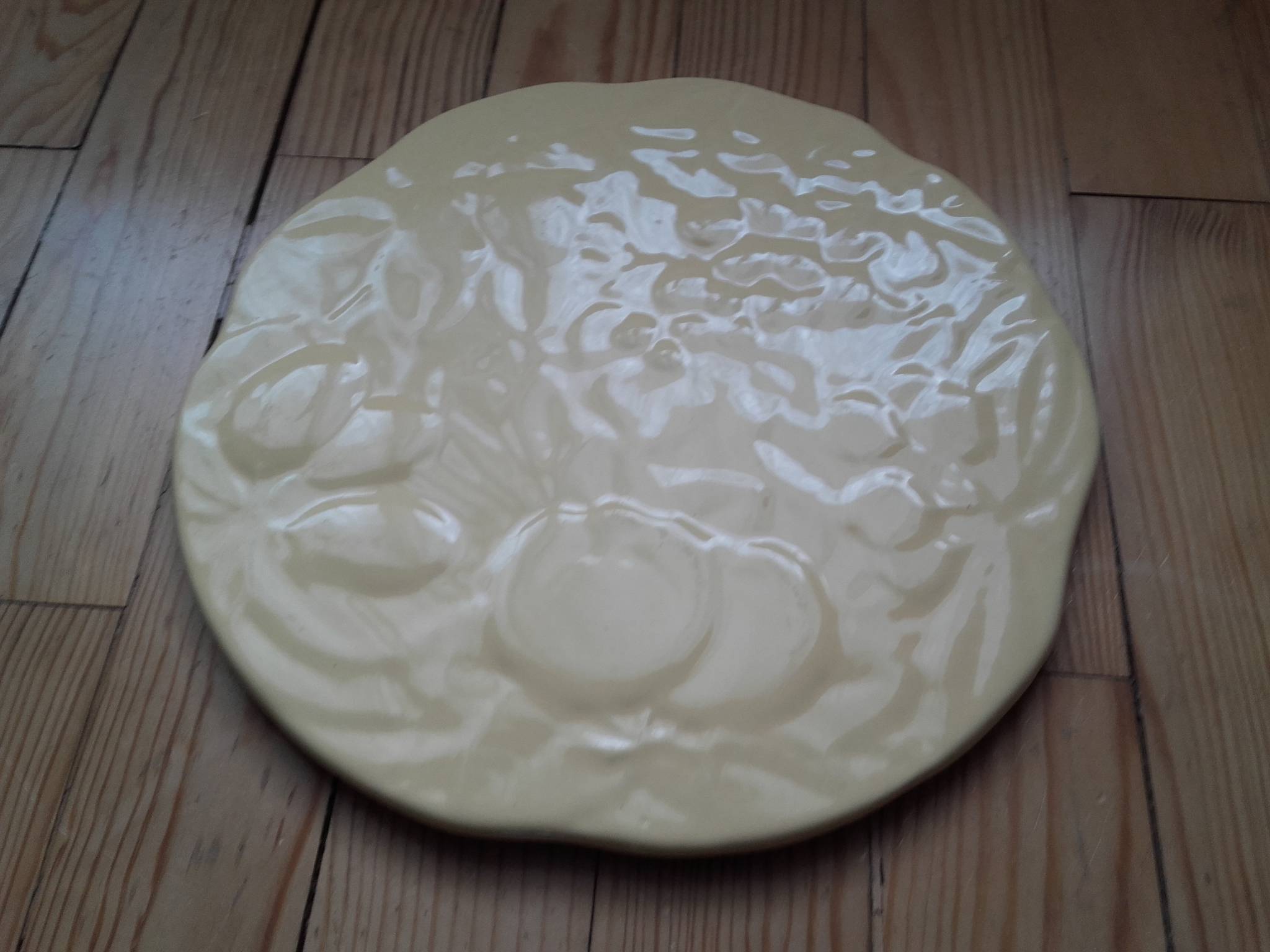 Plat / plateau de service rond G. Lethu jaune clair avec fruits en relief