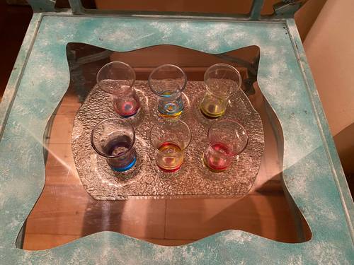 Plateau en verre "froissé" design et 6 verres de couleur