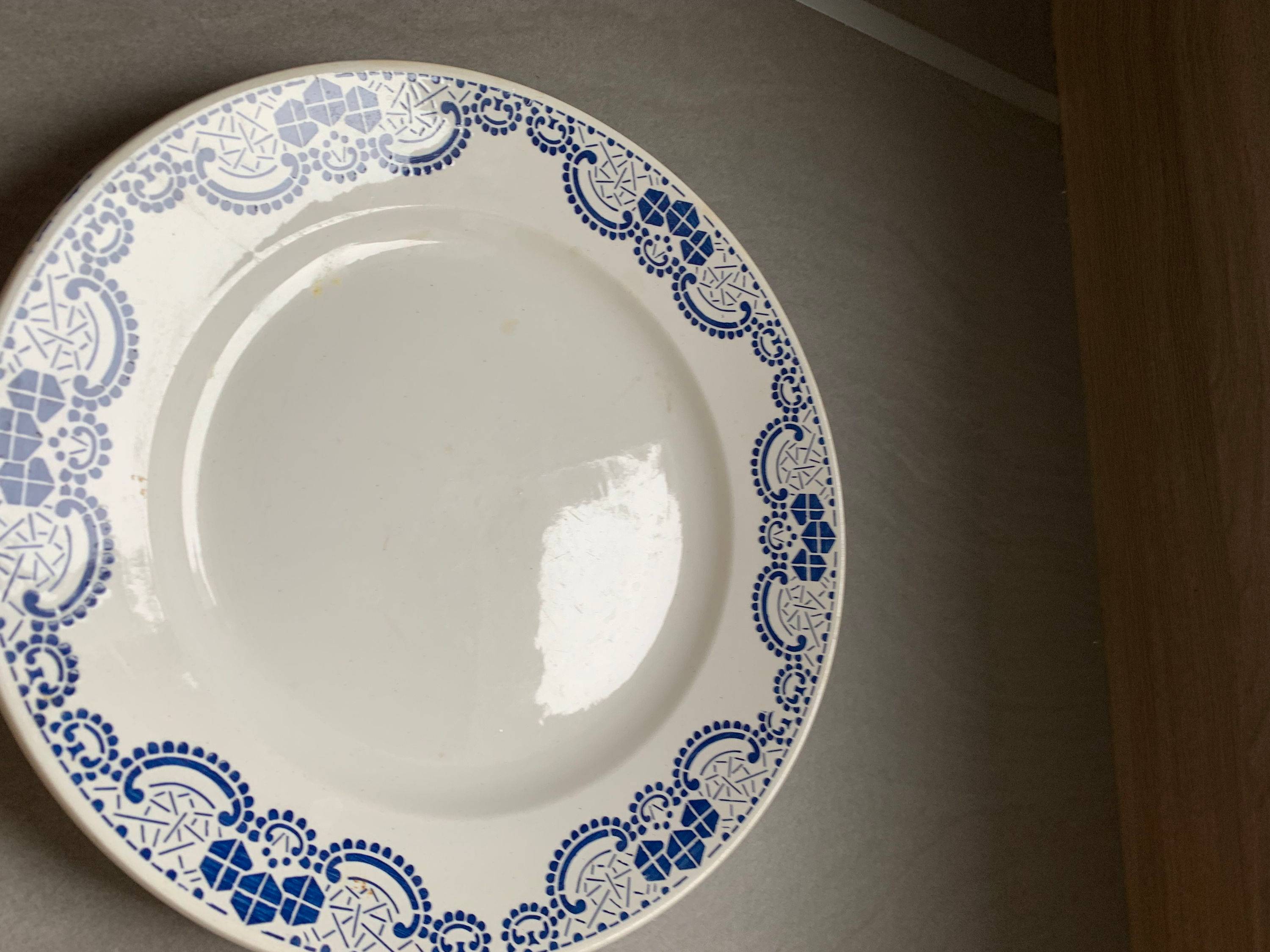 Plats vintage en porcelaine