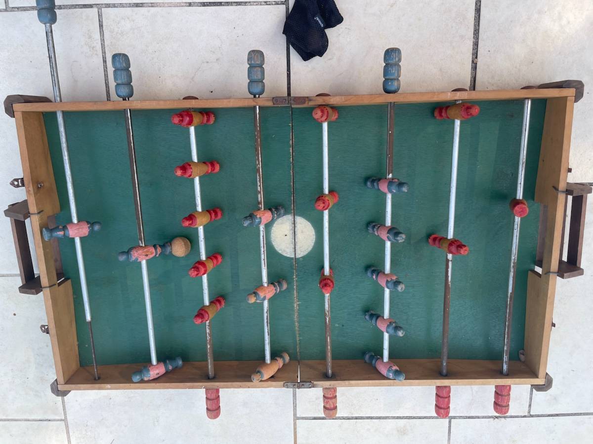 Baby foot pliant : 85cm/49cm déplié… Très bon état. Ancien, tout en Baby foot pliant : 85cm/49cm déplié… Très