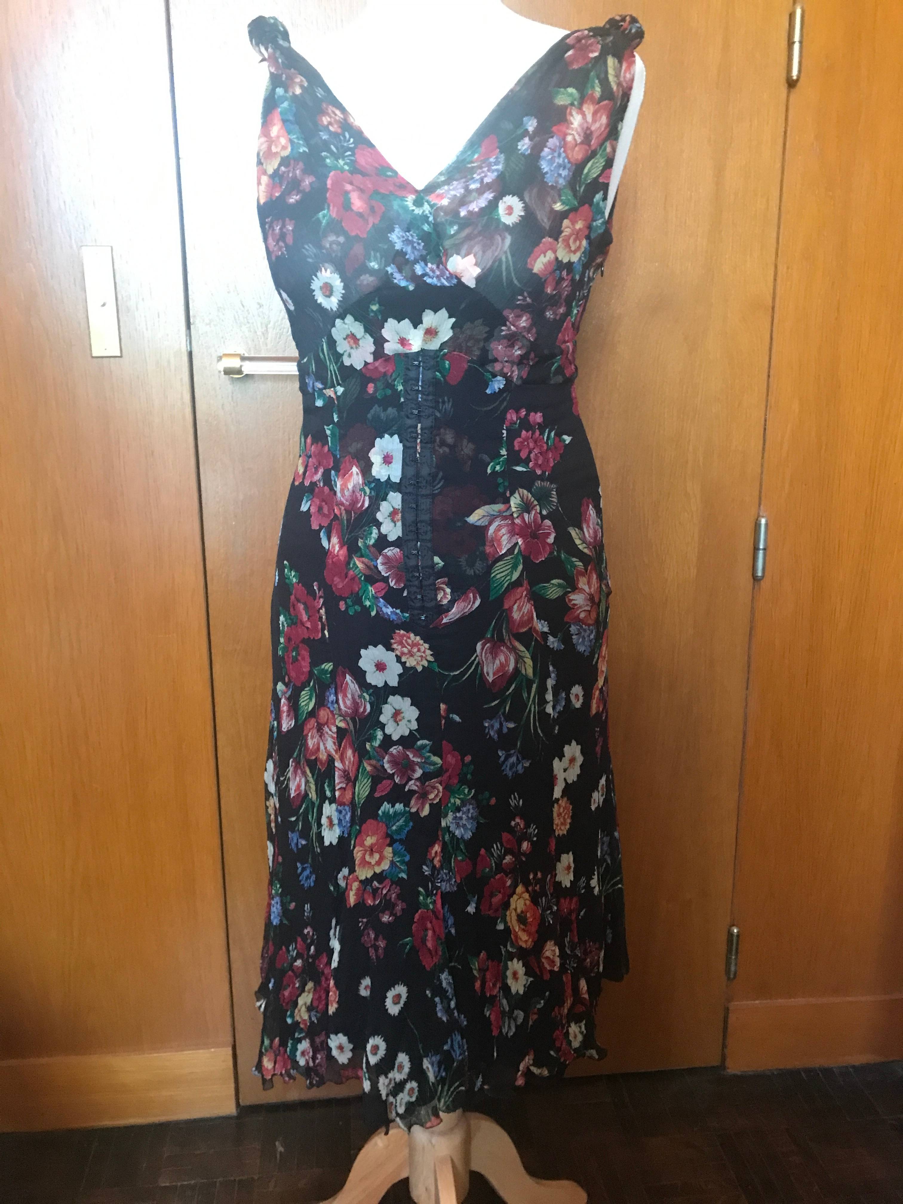 Tenue de cocktail et fêtes en soie plissée. Imprimé fleuri. Excellent Etat. Taille 38