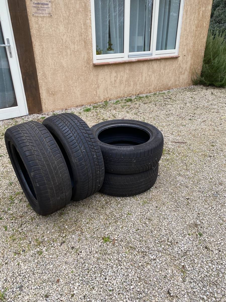 Vends 4 pneus hiver 18 pouces de marque Continental. Possibilité de les remettre en mains propres sur Toulouse