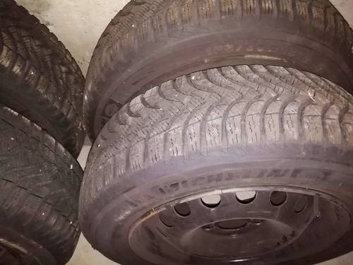Vends 4 pneus hiver montés sur jante