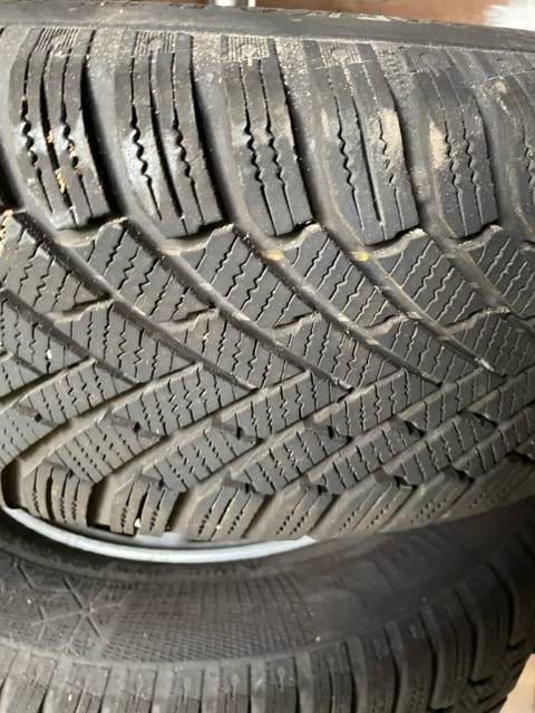 Vends 4 Pneux hiver quasi neuf sur jantes alu 205/60 R15H et support de rangement