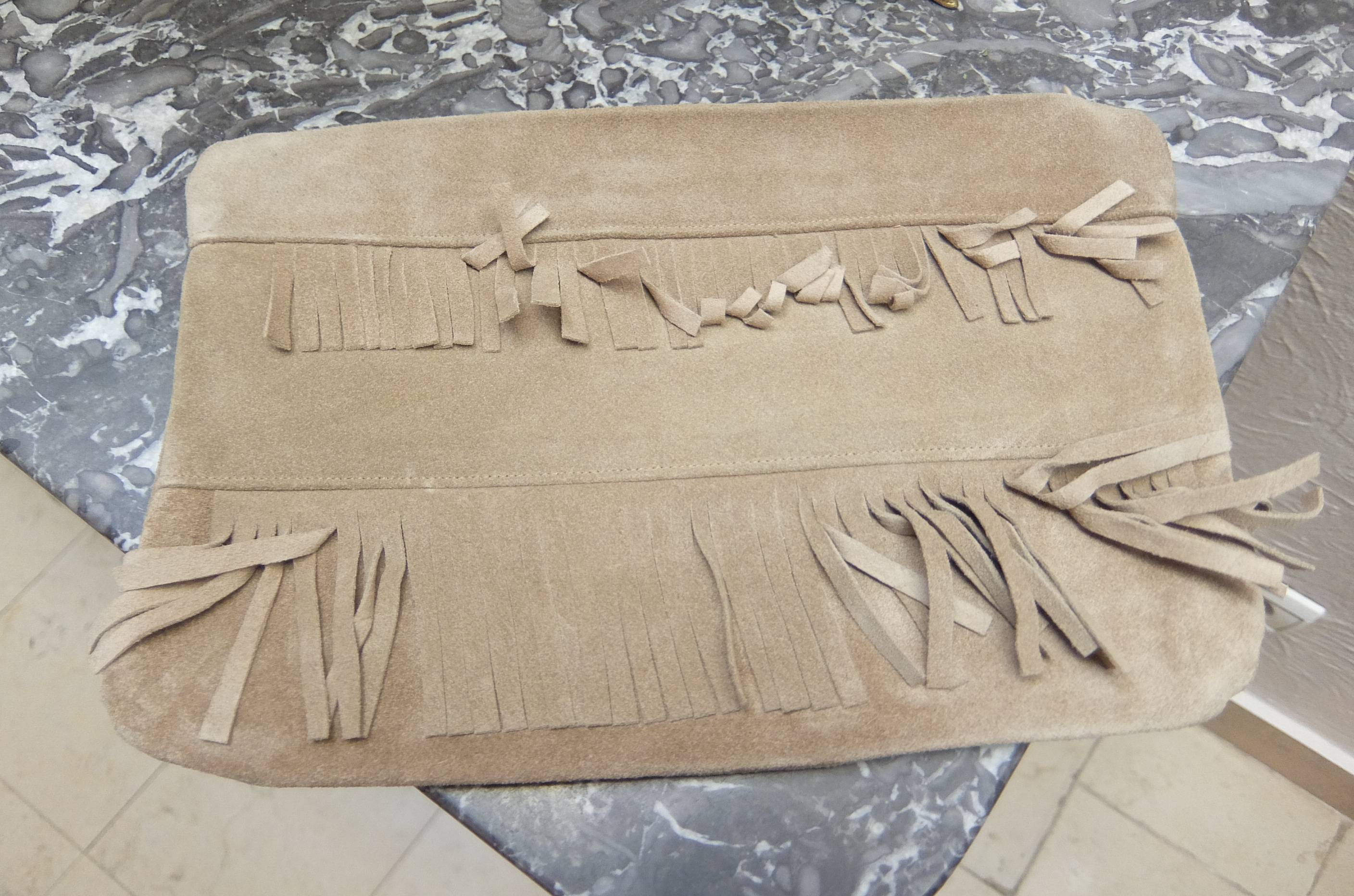 Pochette en daim beige de virginie blay