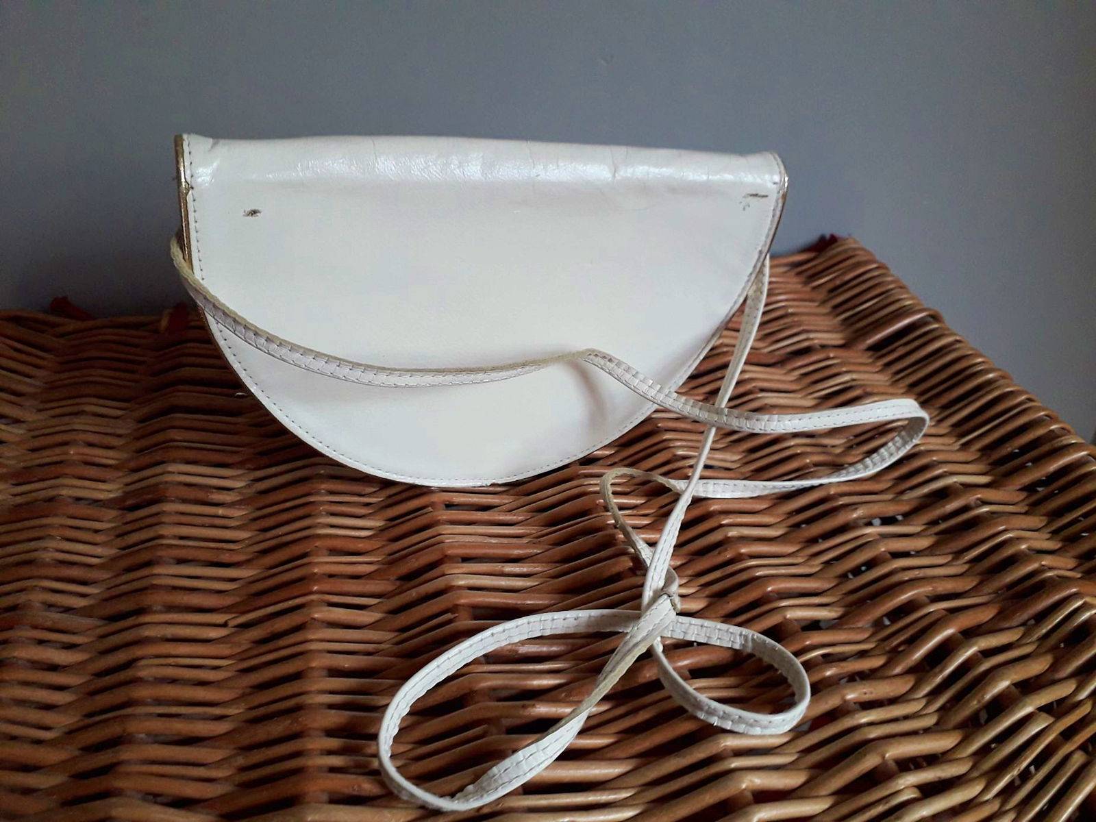 Pochette de c?�r?�monie cuir blanche sur Gens de Confiance