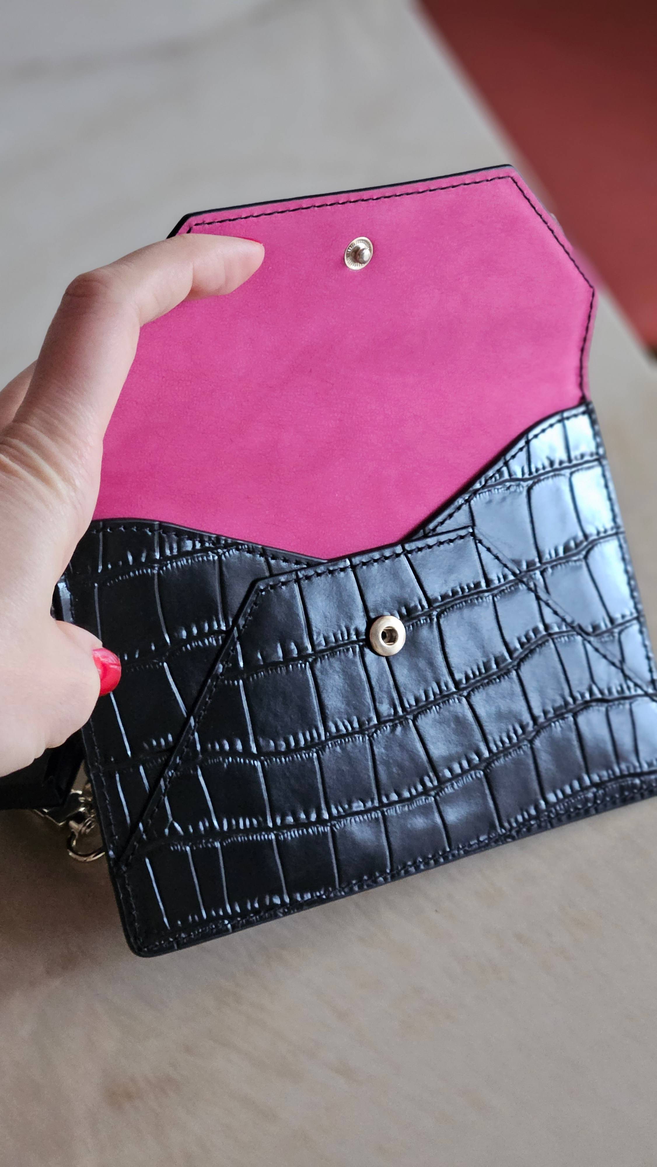 Pochette Maje en cuir embossé croco avec étiquettes et pochon - jamais utilisée