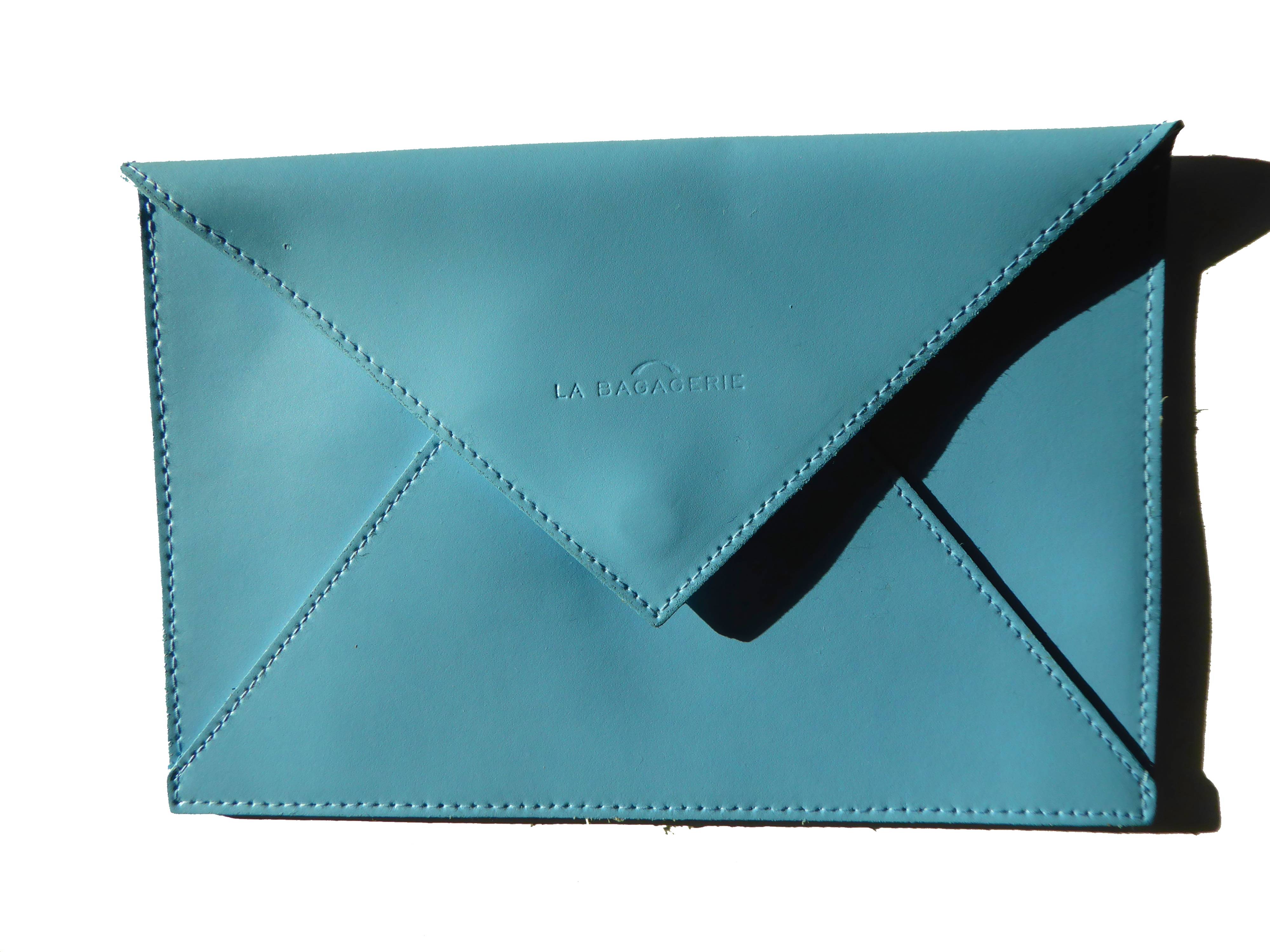 Pochette en cuir bleu ciel forme enveloppe