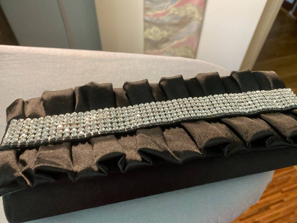 Pochette de soirée en satin neuve