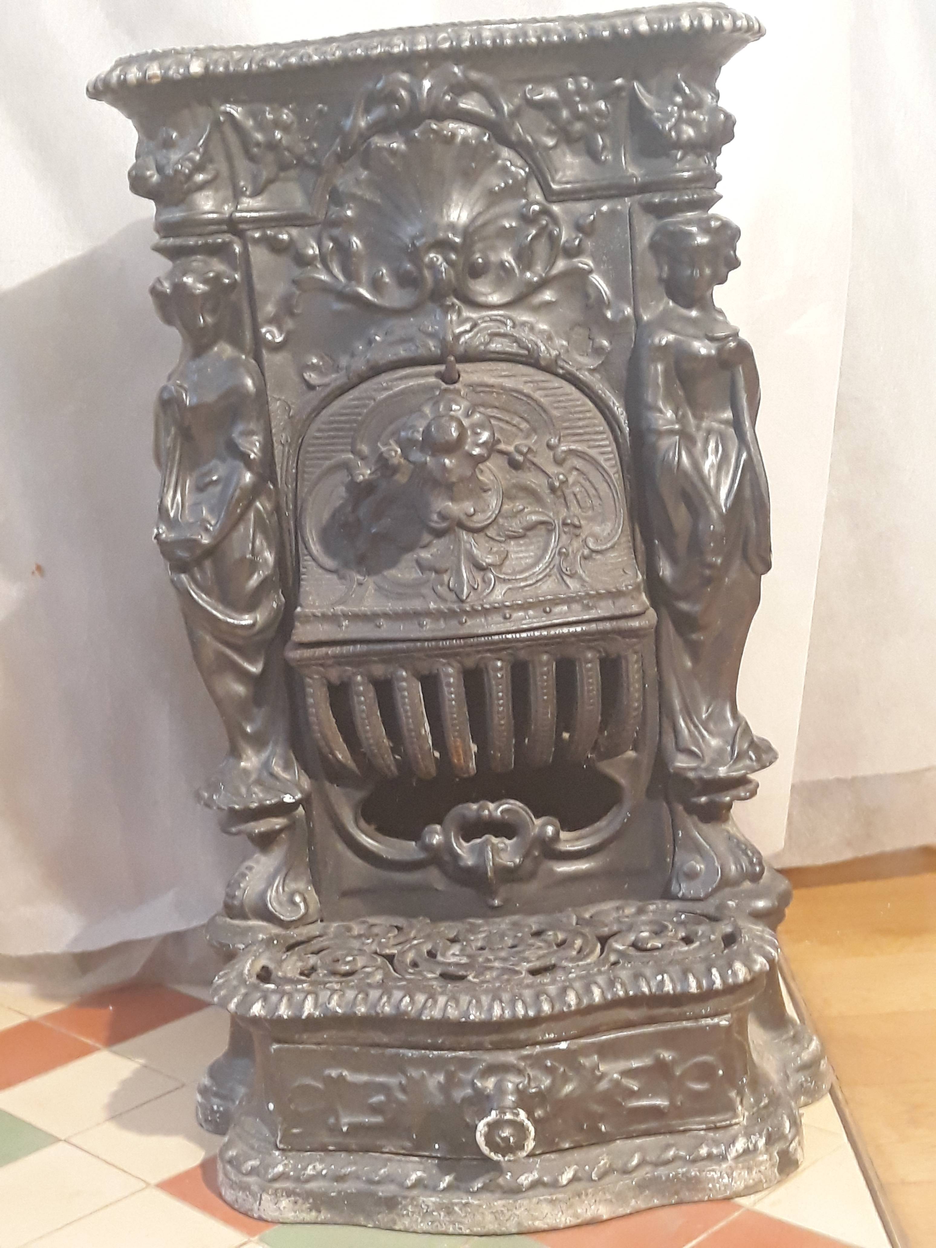 Poêle en fonte ancien à bois ou à charbon, XIXème siècle sur Gens de