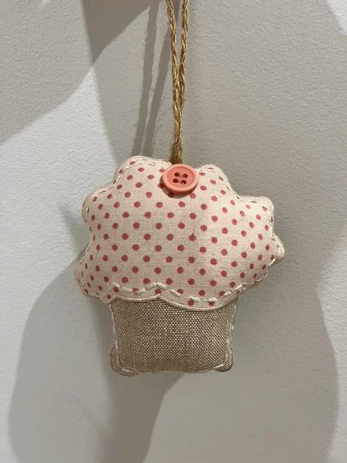 Vends décoration à accrocher cupcake beige et rose