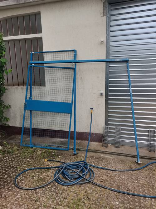 Porte coulissante grillagée
