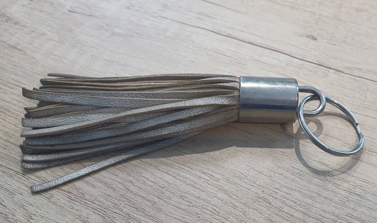 Très joli porte-clé en cuir et métal argenté