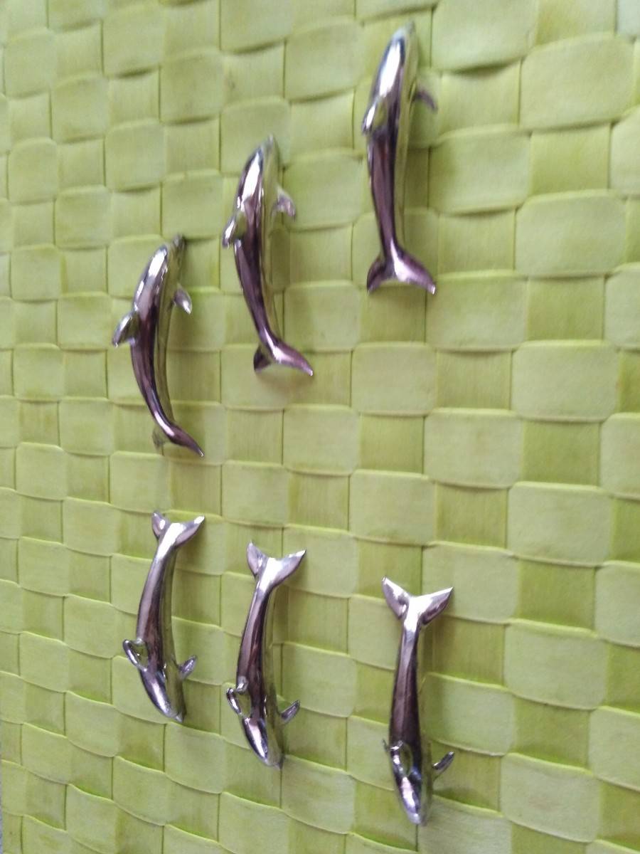 6 porte noms en métal argenté, représentant des dauphins