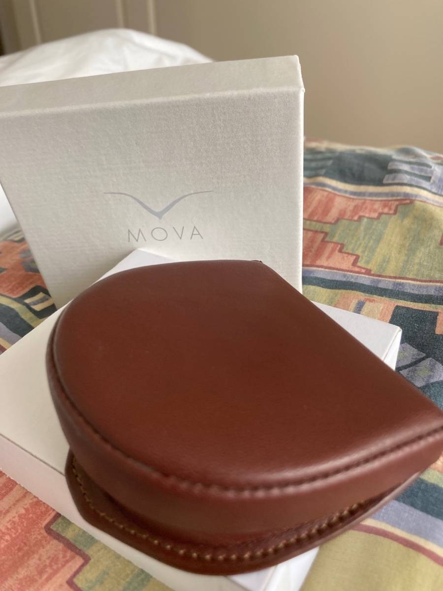 Porte-monnaie sabot en veau coloris cognac marque Mova