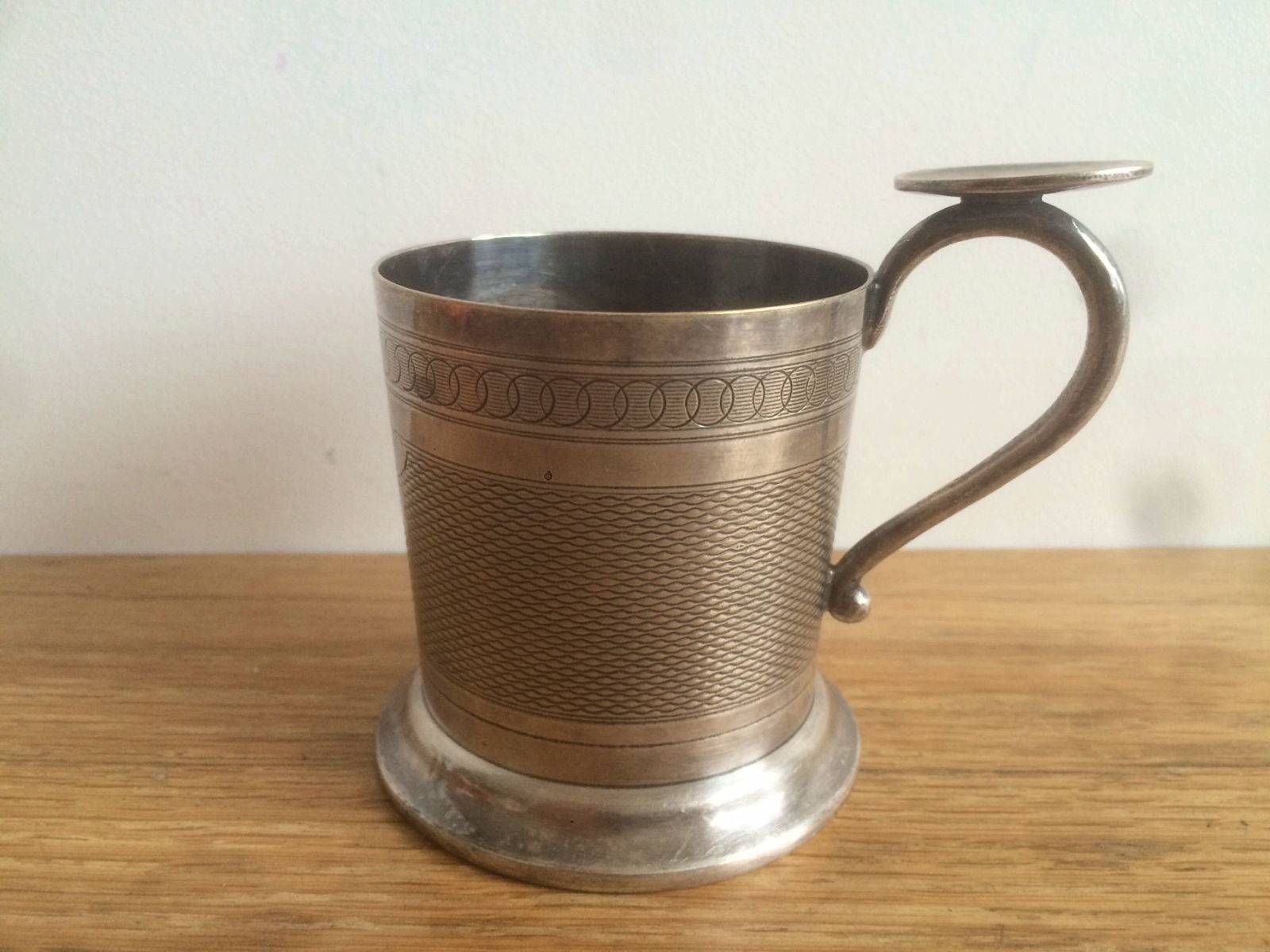 Porte tasse en métal argenté