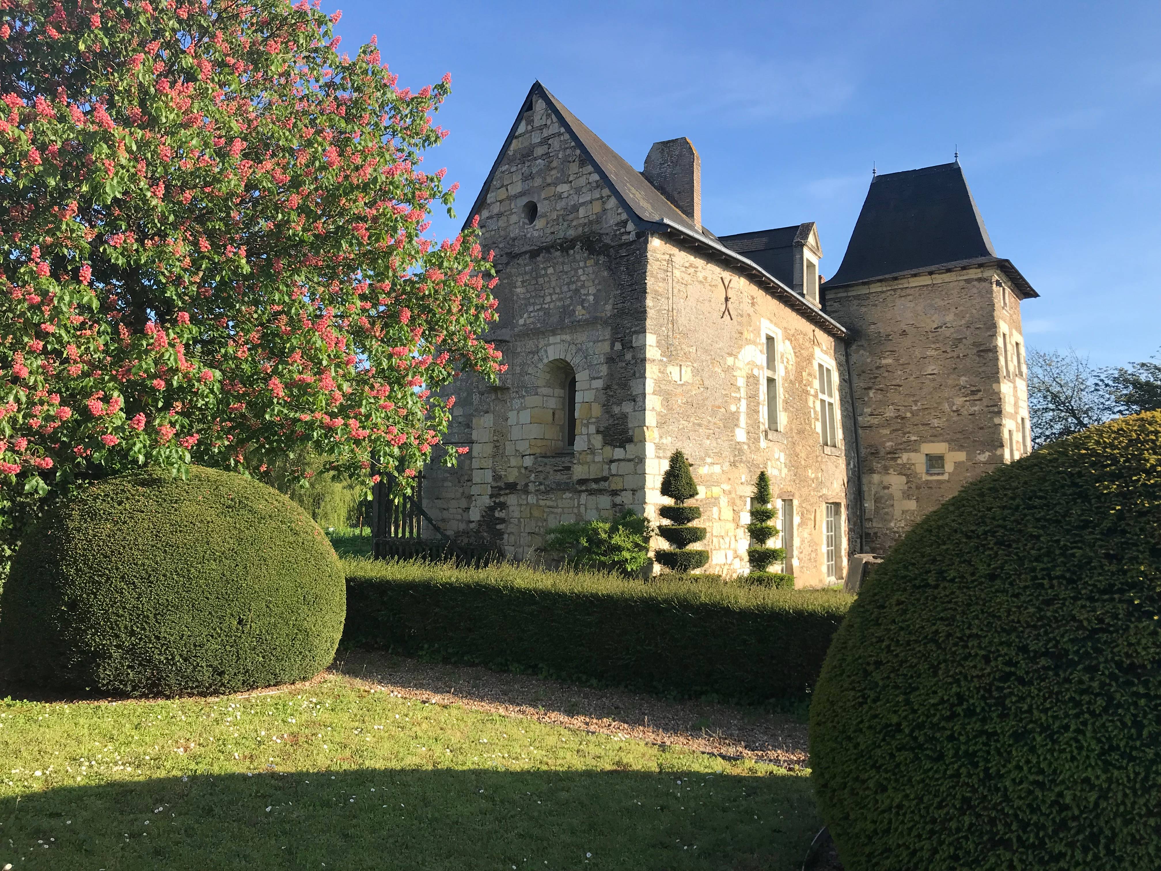 Loue maison aux portes d’Angers : ancien prieuré - 15 couchages - 1 ha - tennis - piscine - étang (49)
