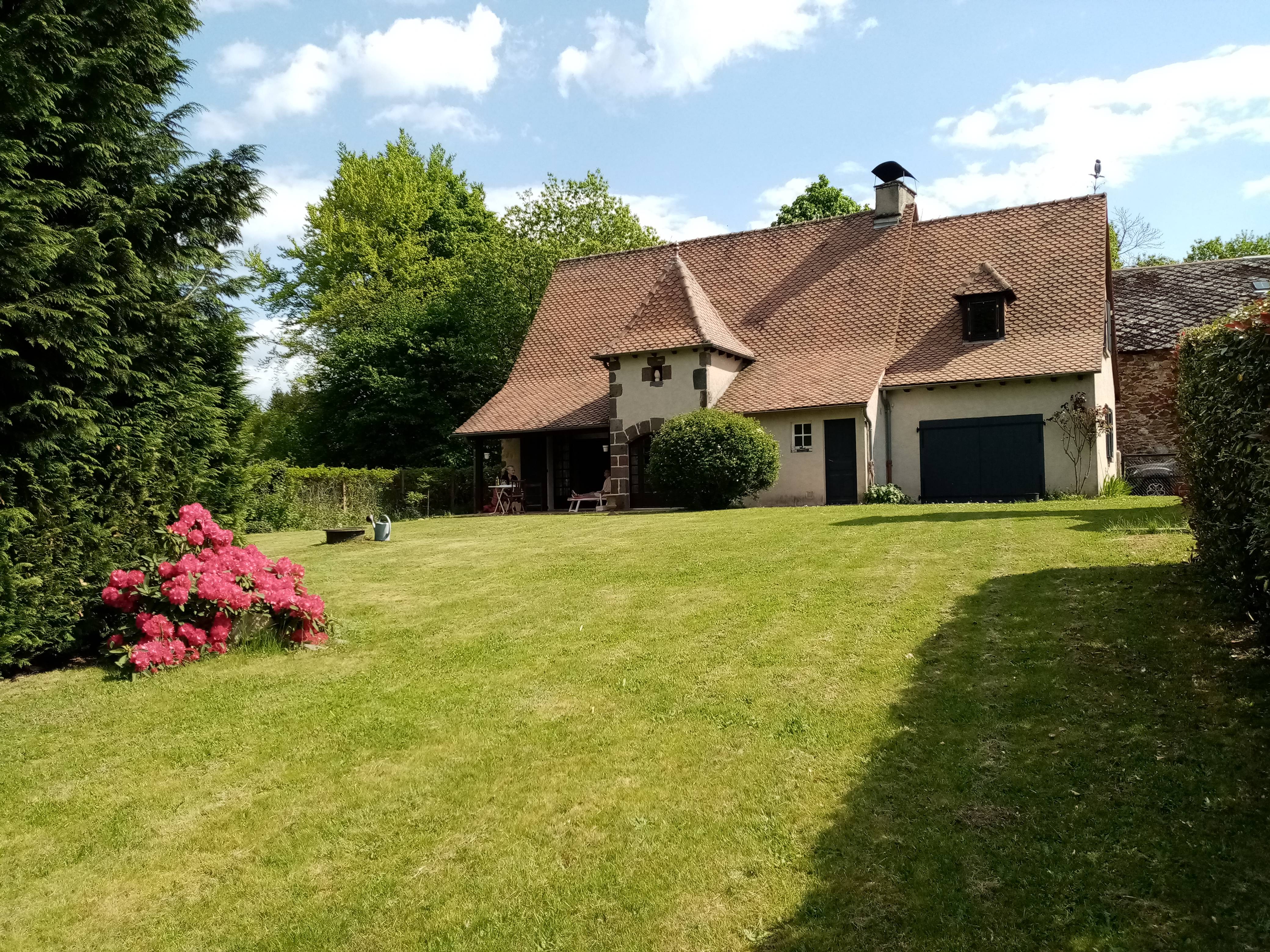Loue villa aux portes des Monts du Cantal, Pays de Salers - 3 chambres, 6 couchages - Saint-Illide (15)
