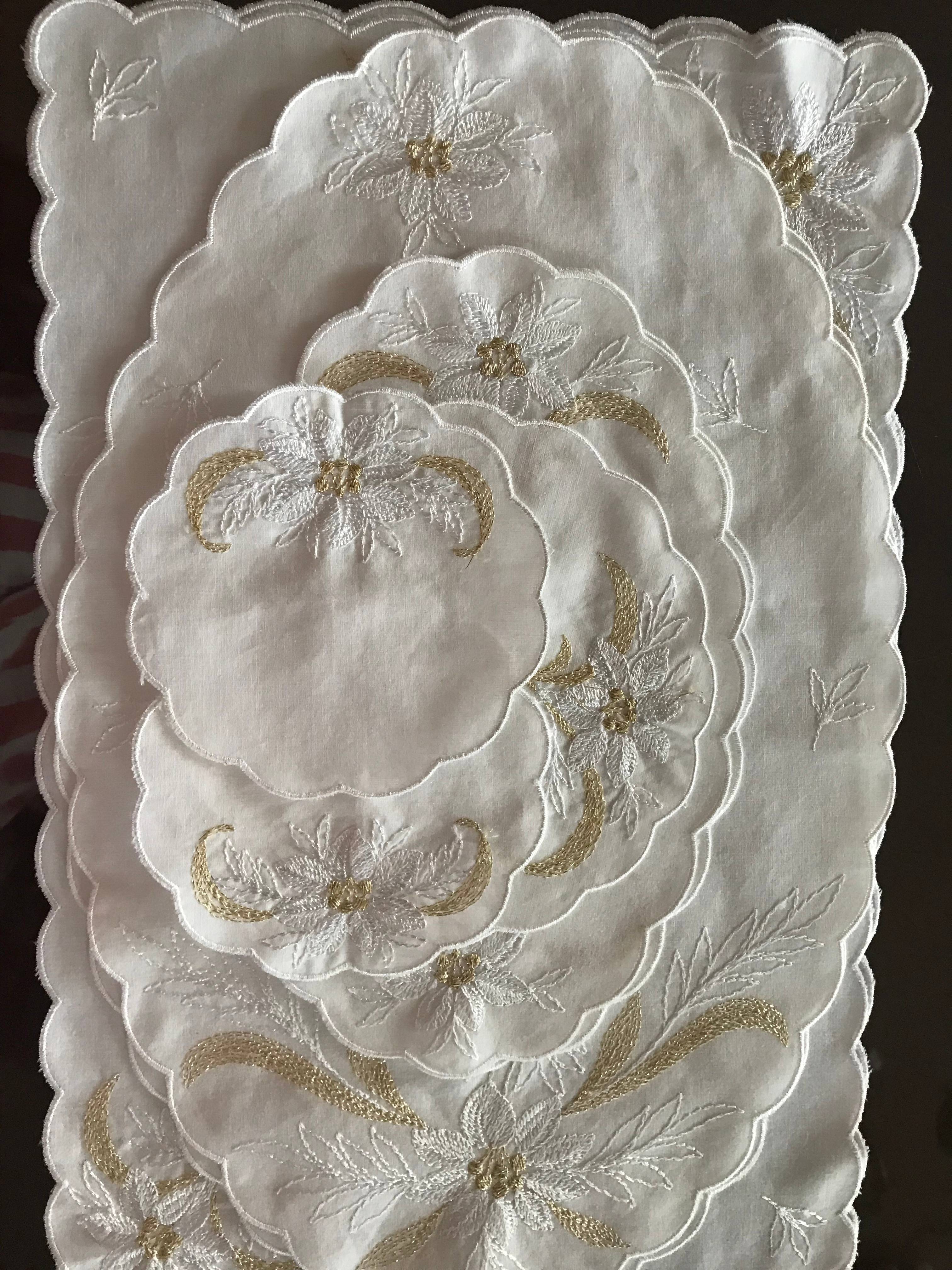 Porthault brodés fil d’or Vintage Neuf 4 Sets, 5 serviettes de table, 5 napperons. Voile de coton