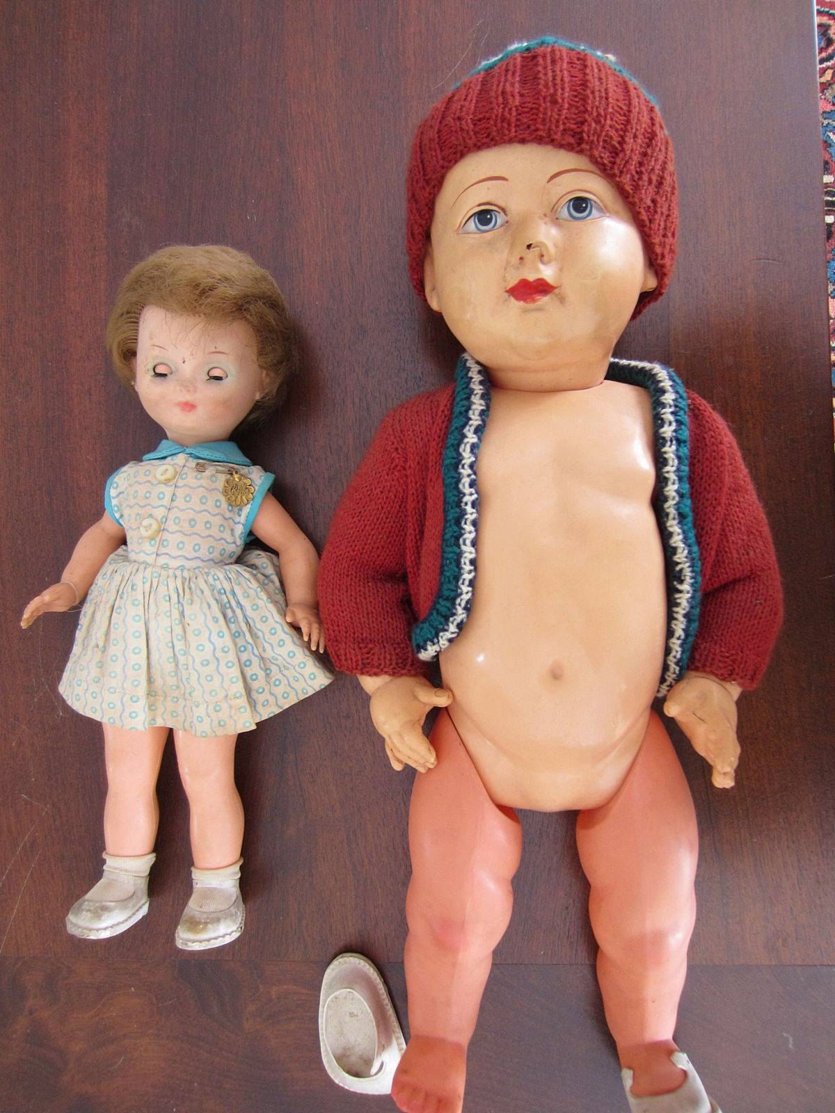 Une poupée et un poupon