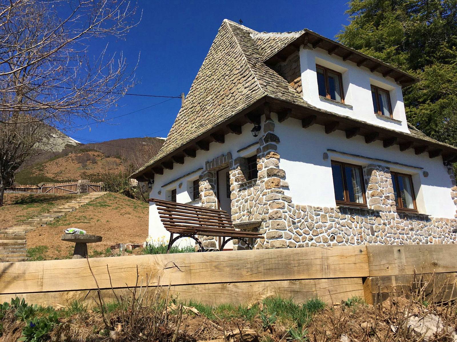 Loue proche Lioran - Chalet traditionnel - 2 chambres, 6 couchages - Saint-Jacques-des-Blats (15)
