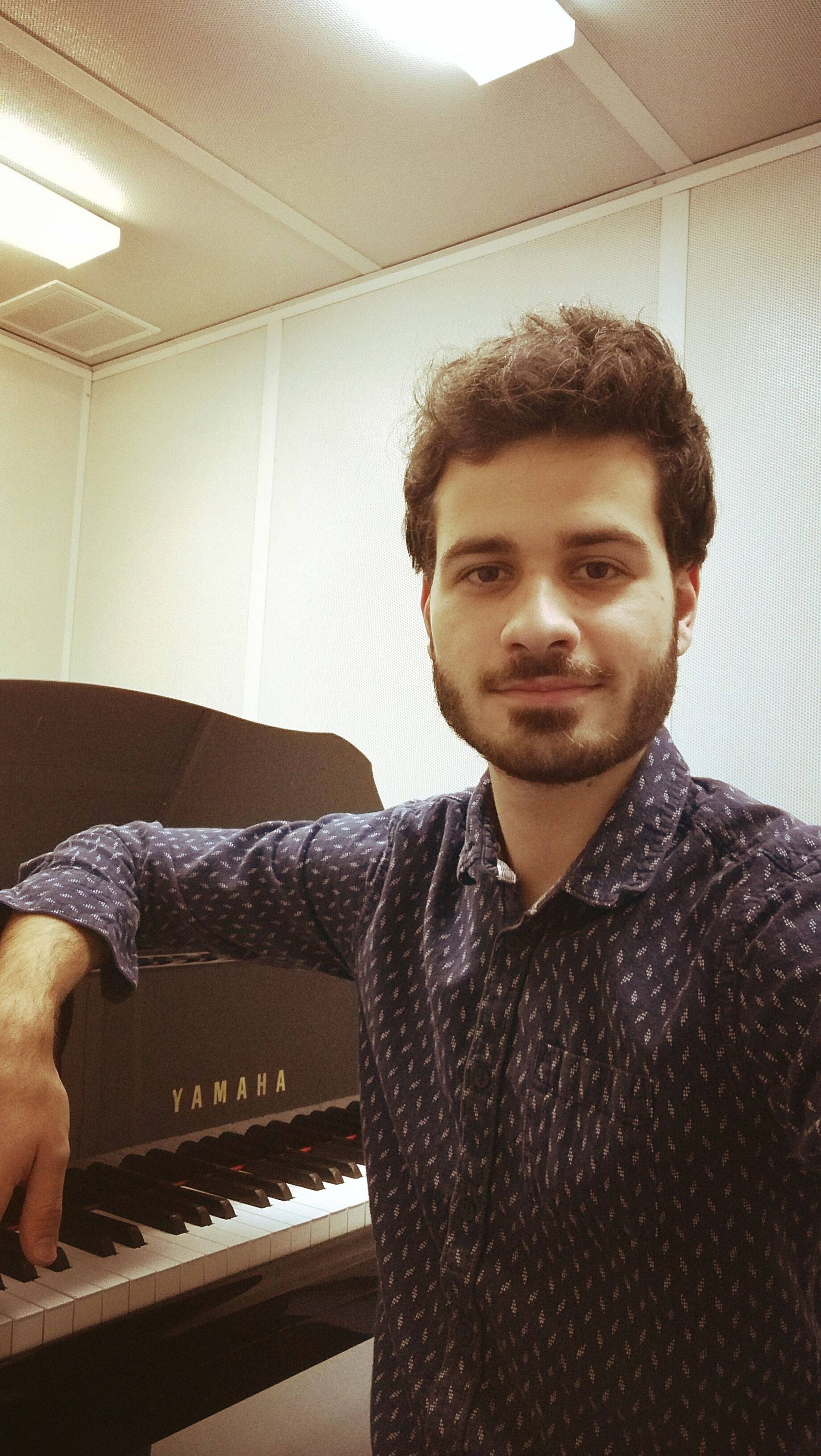 Professeur de piano (classique/jazz) recommandé propose des cours dans tout Paris