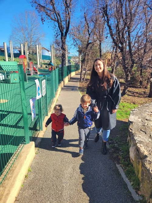 Propose Babysitting en semaine et le week-end de manière ponctuelle