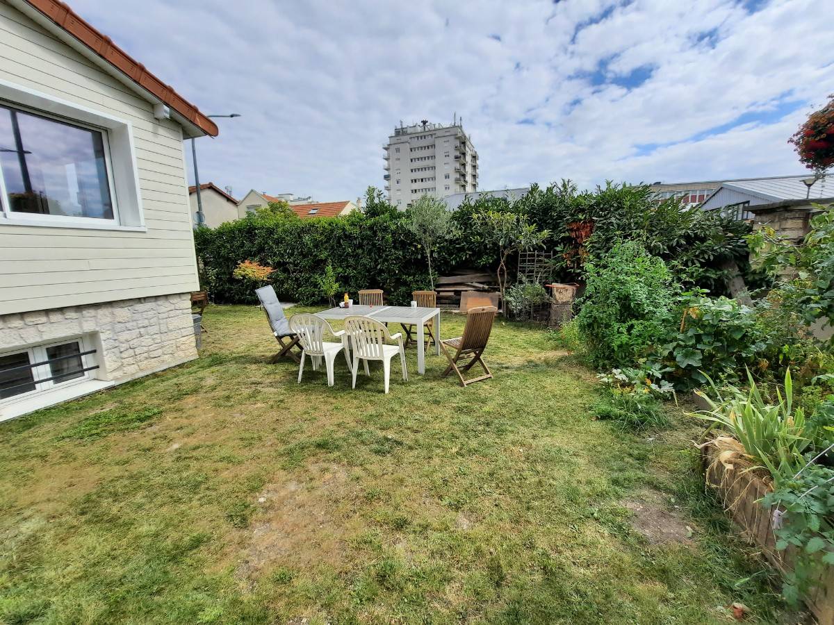 1 chambre meublée pour fille dans Coloc maison Asnières - Métro les Agnettes