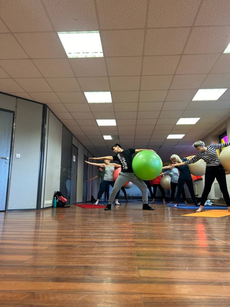 Coach sportif propose cours de danse /zumba, renforcement musculaire, pilâtes, stretching