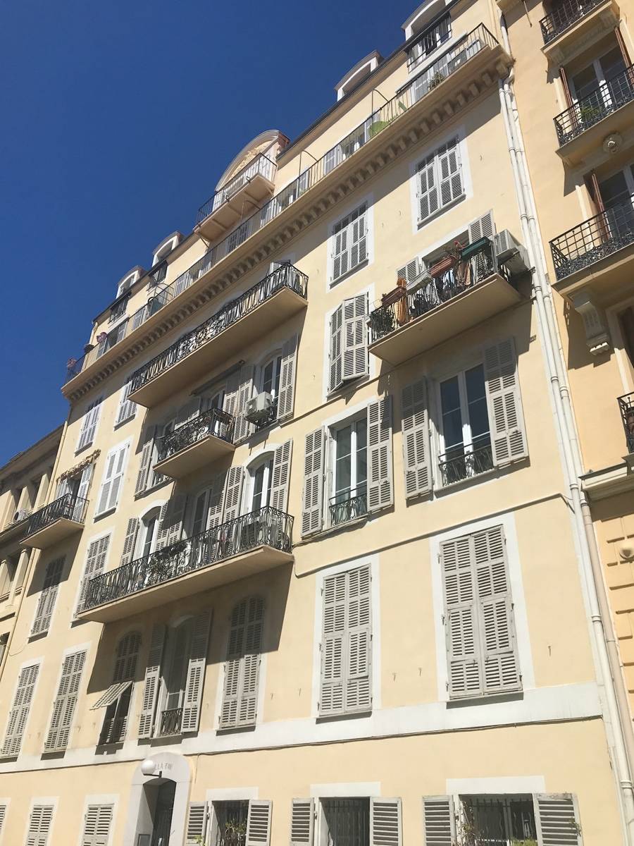 Propose colocation meublée 65m² pour 3 étudiants à Nice (06) Parking extérieur/100m de la mer