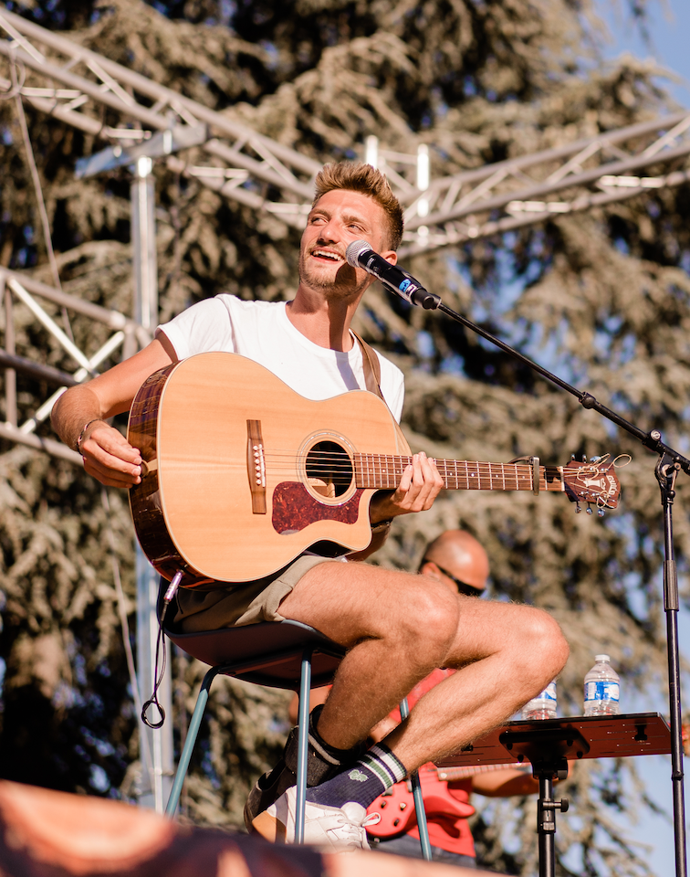 Propose cours de guitare-accompagnement pour débutants