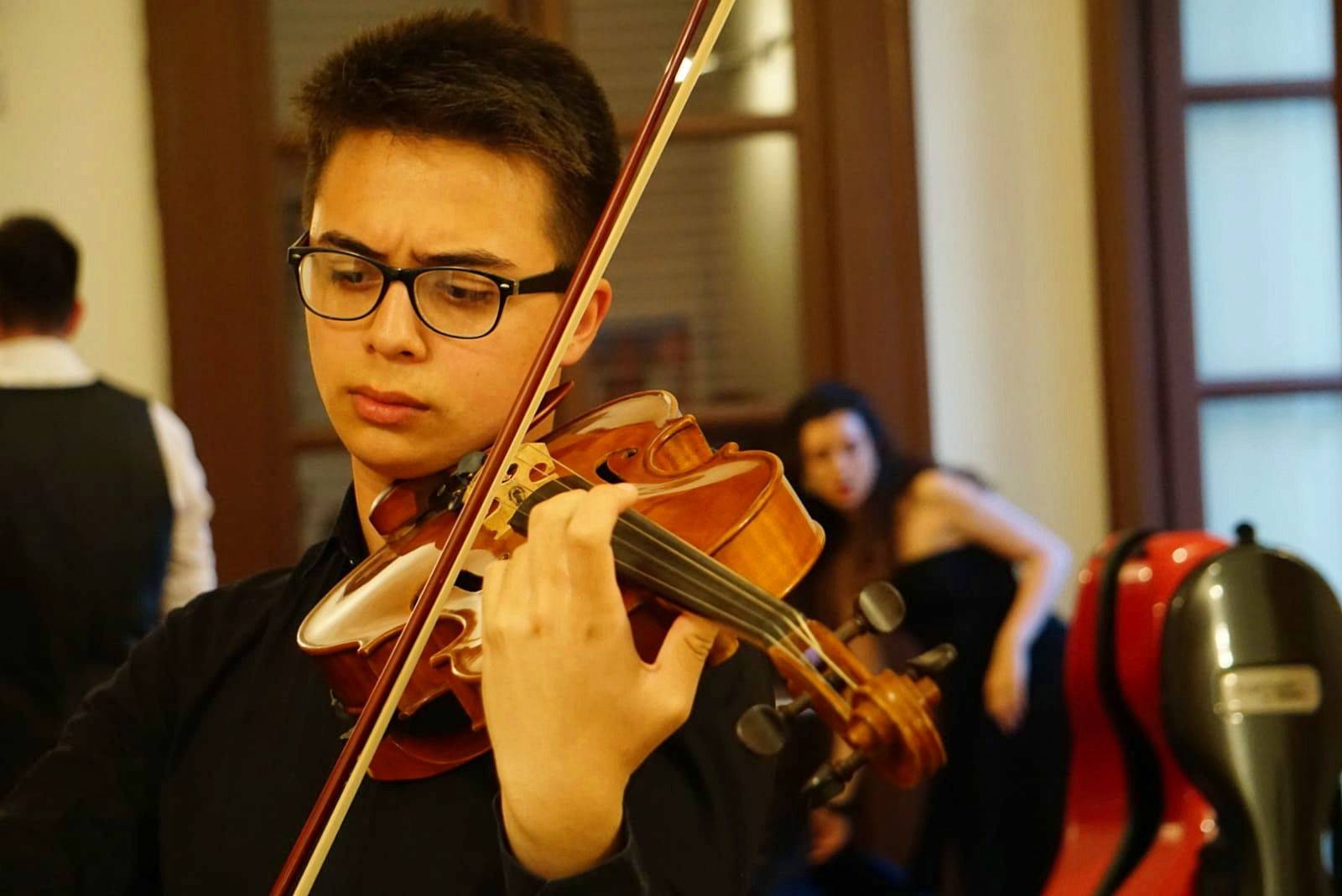 Propose cours de violon, d’alto et de solfège à Paris et en banlieue proche