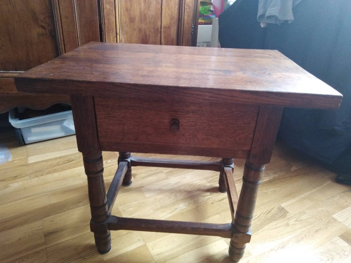 Propose une petite table basse savoyarde en chêne massif avec un tiroir incorporé