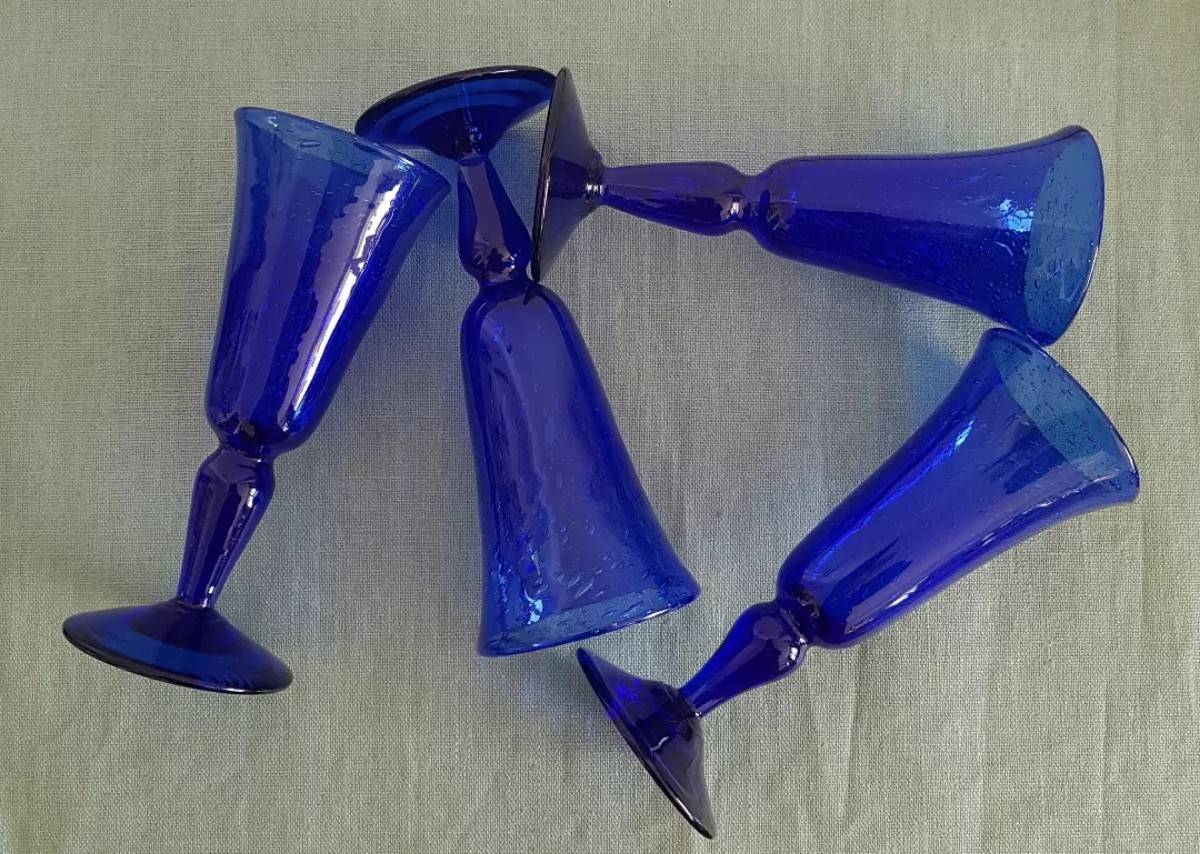 Quatre flûtes à Champagne bleu perse de la Manufacture Verrerie Biot en parfait état