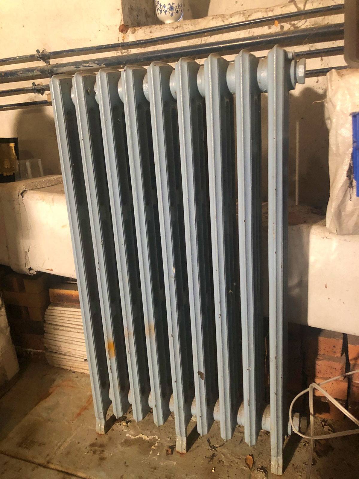 Radiateur fonte ancien sur pieds 4 colonnes - 9 éléments