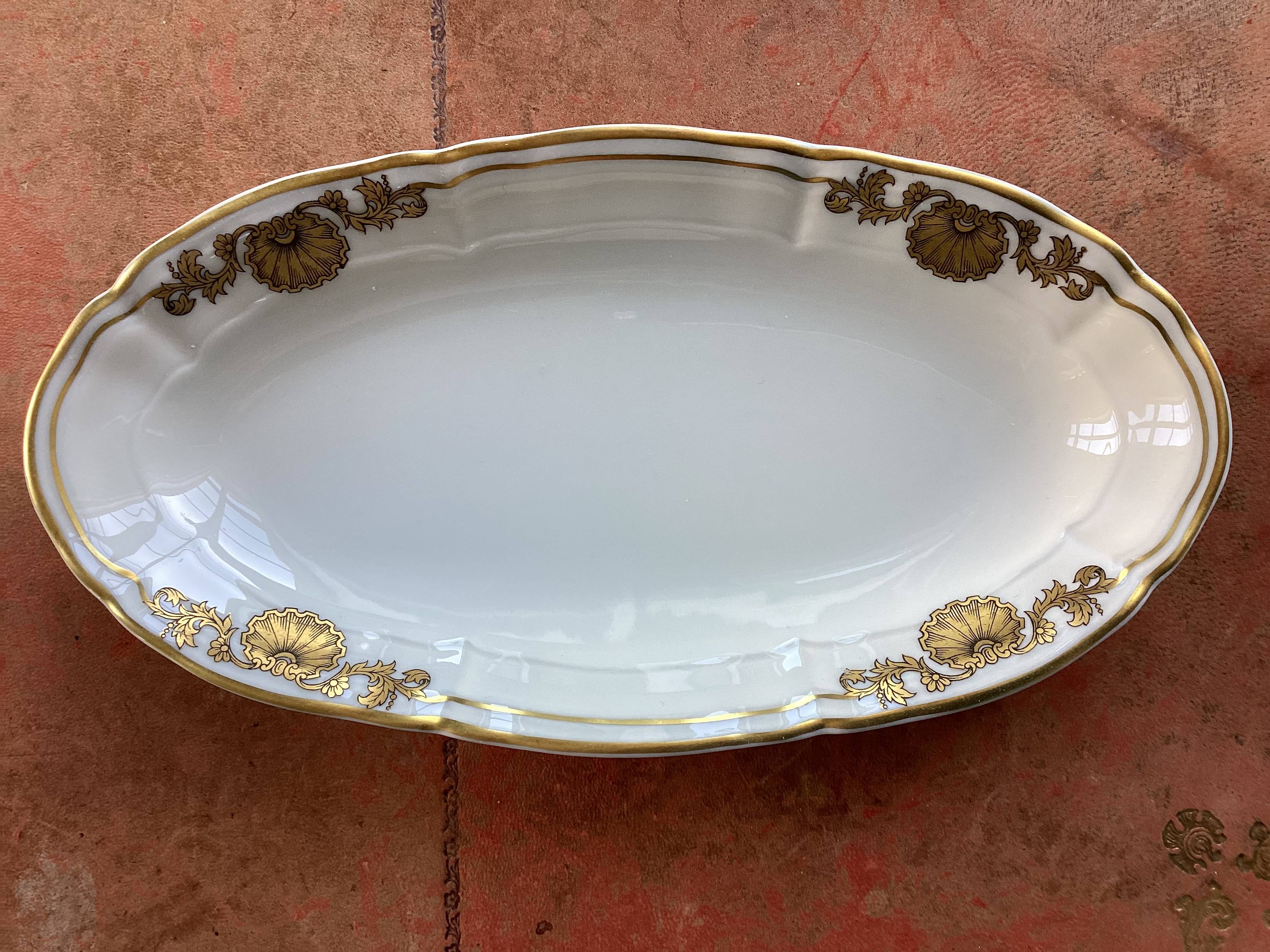 Vends 2 raviers Bernardaud modèle Ventadour avec des motifs de coquilles or