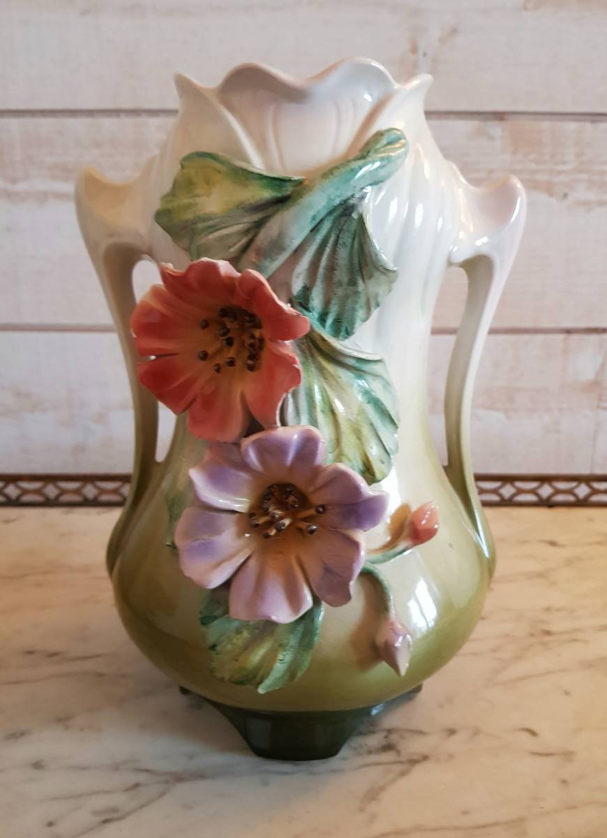 Ravissant vase ancien période Art Nouveau en barbotine signé Chaumette Paris made in Italy en très bon état