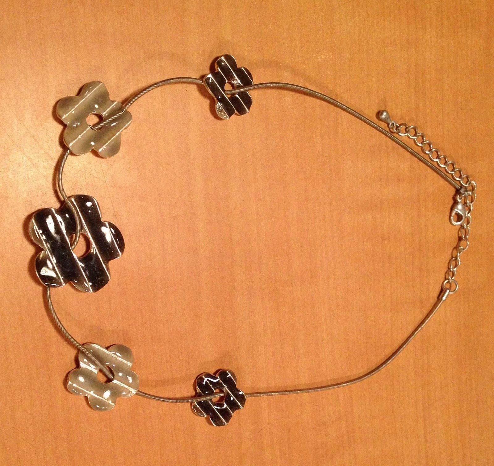 Vends ravissant collier à fleurs émaillées