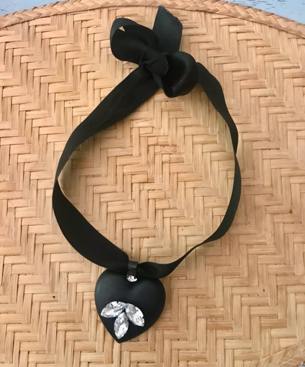 Ravissant médaillon en forme de cœur,et ses boucles d’oreilles assorties,signés du créateur Paul Caillol