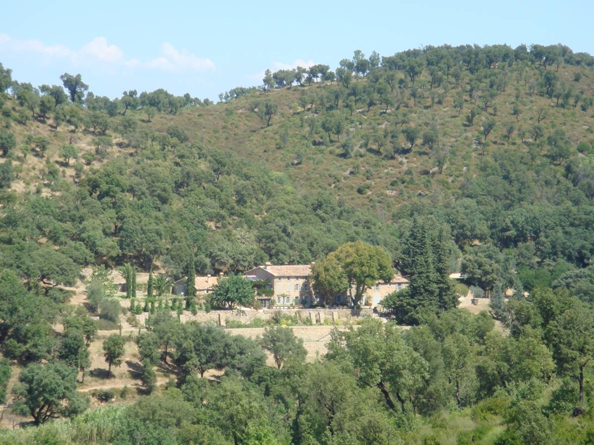 Recrute jardinier gardien, bons salaire et avantages en nature, belle maison de fonction