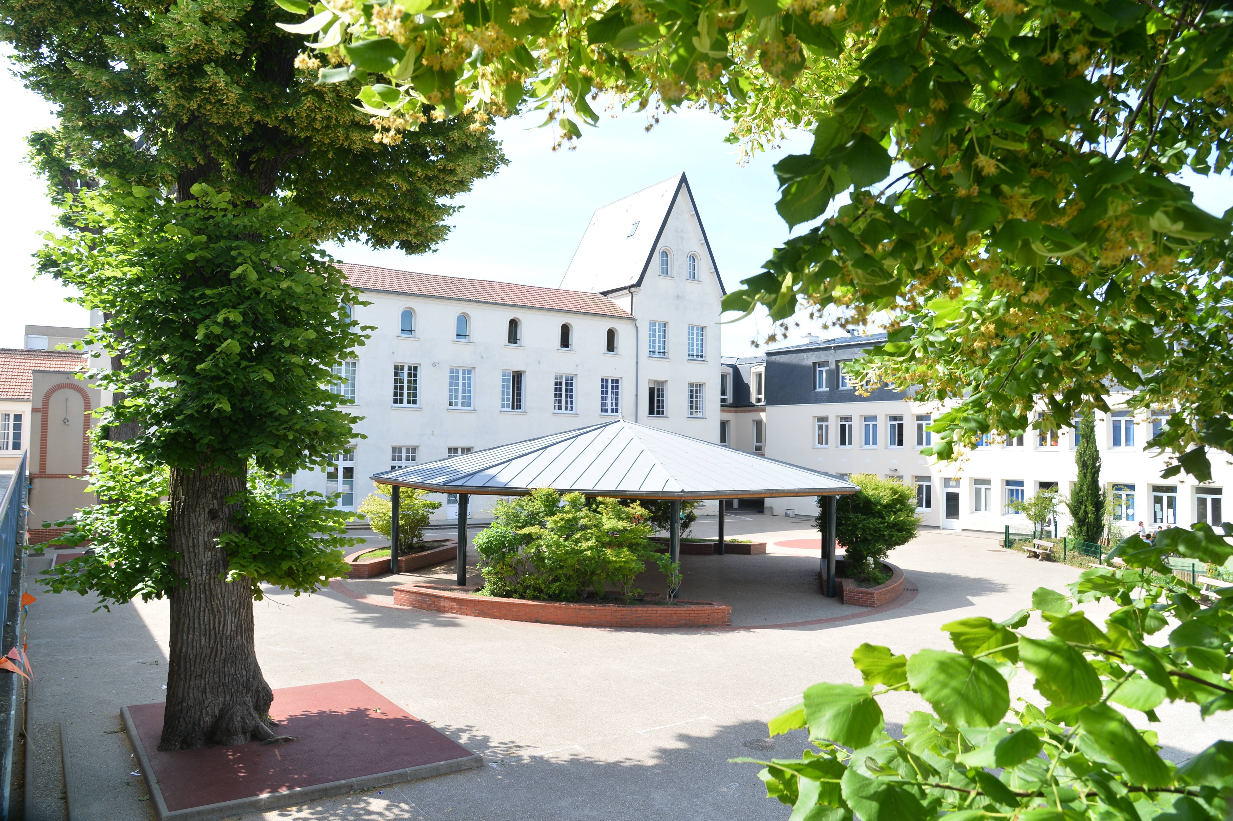 Recrute 2 AESH Collège Sainte Thérèse Houilles (78) on Gens de