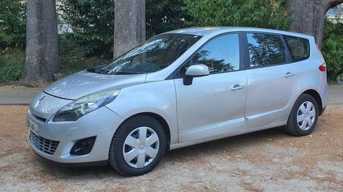 Loue Renault grand Scenic 3, 7 places entre Marseille et Paris, le 13 août - 2011, 159000km