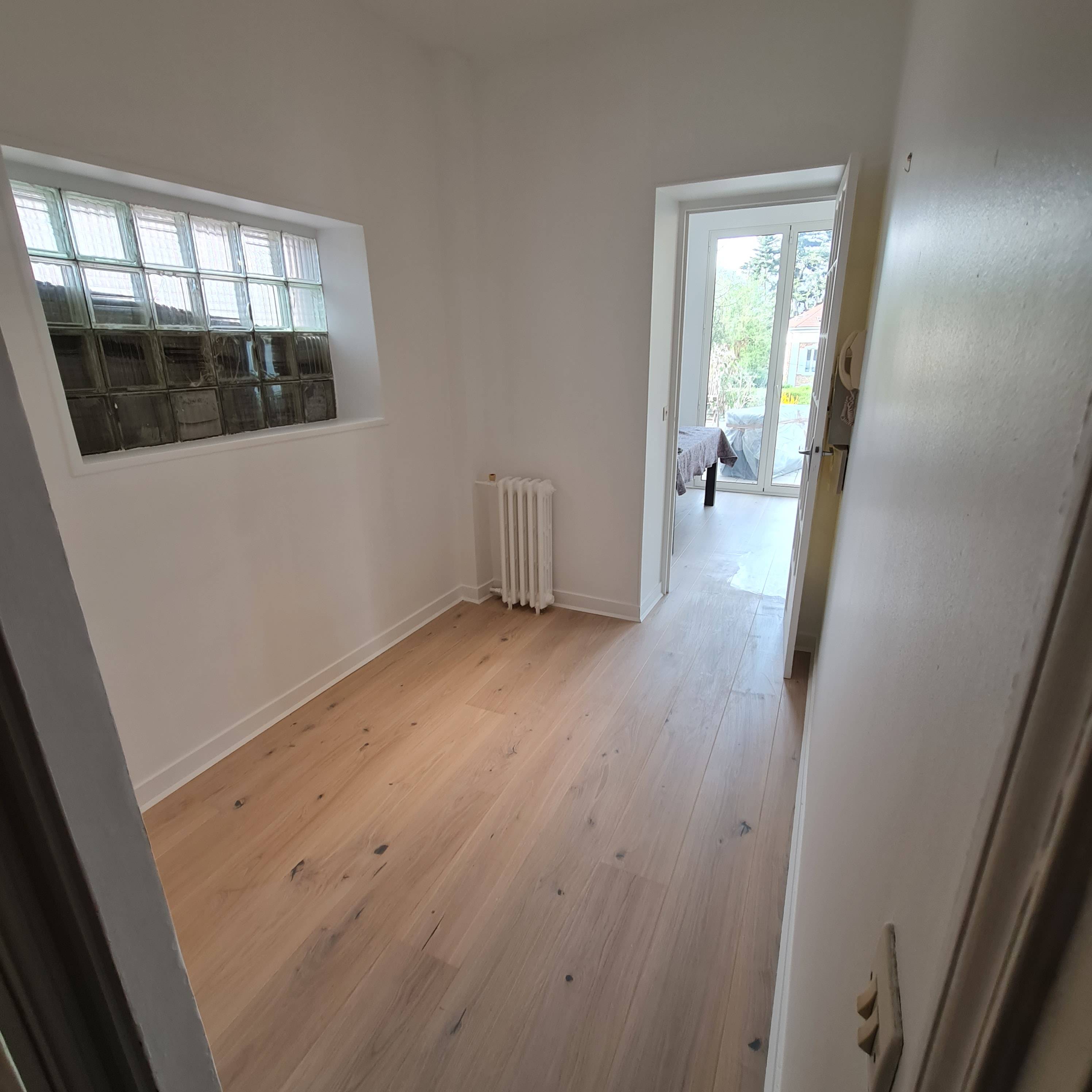 Propose Rénovation intérieure : peinture, ponçage parquet, carrelage, électricité, pose lino, plomberie…